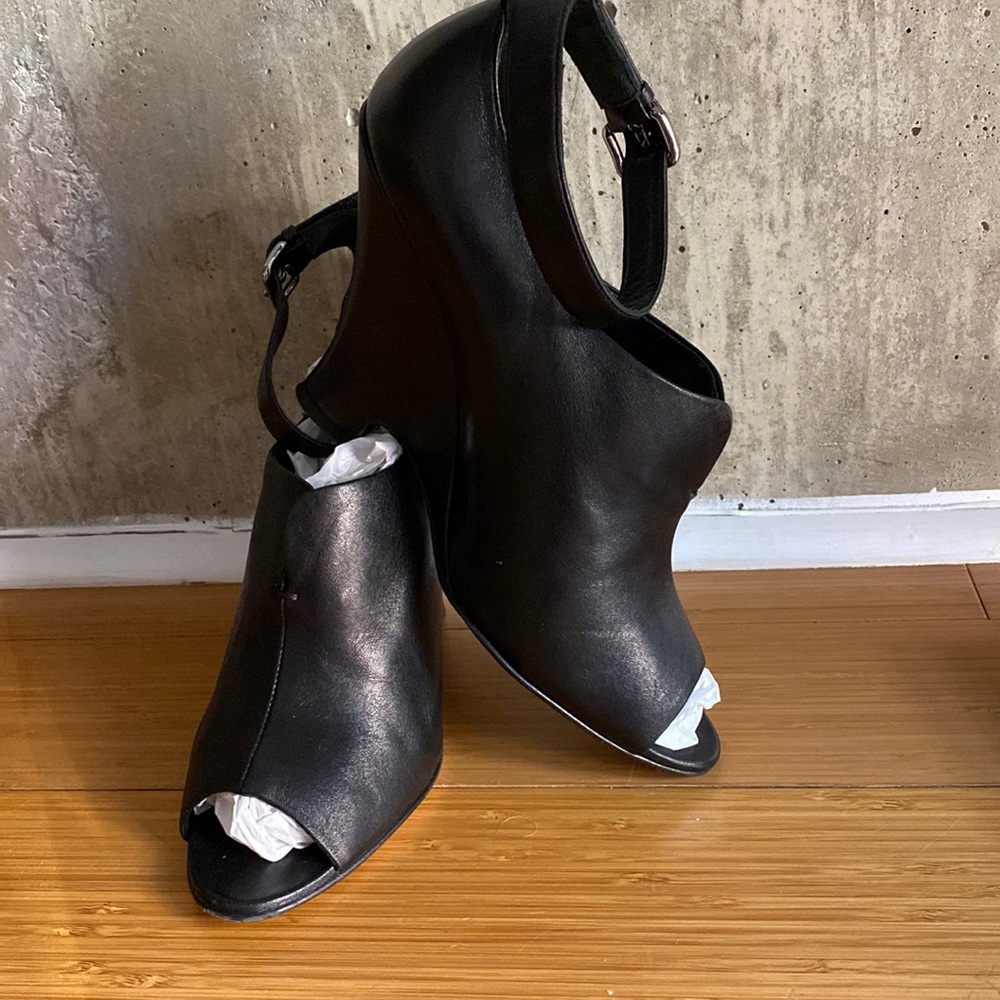 Miu Miu in sumptuous black, calfskin
